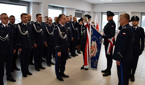 Zdjęcia z uroczystej zbiórki podczas, której nastąpiło zdanie i przejęcie obowiązków służbowych na stanowisku Komendanta Powiatowego Policji w Jaśle