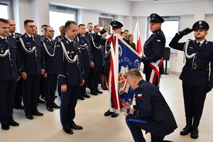 Zdjęcia z uroczystej zbiórki podczas, której nastąpiło zdanie i przejęcie obowiązków służbowych na stanowisku Komendanta Powiatowego Policji w Jaśle