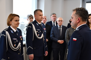 Zdjęcia z uroczystej zbiórki podczas, której nastąpiło zdanie i przejęcie obowiązków służbowych na stanowisku Komendanta Powiatowego Policji w Jaśle