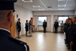 Zdjęcia z uroczystej zbiórki podczas, której nastąpiło zdanie i przejęcie obowiązków służbowych na stanowisku Komendanta Powiatowego Policji w Jaśle