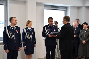 Zdjęcia z uroczystej zbiórki podczas, której nastąpiło zdanie i przejęcie obowiązków służbowych na stanowisku Komendanta Powiatowego Policji w Jaśle