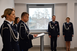 Zdjęcia z uroczystej zbiórki podczas, której nastąpiło zdanie i przejęcie obowiązków służbowych na stanowisku Komendanta Powiatowego Policji w Jaśle