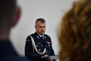 Zdjęcia z uroczystej zbiórki podczas, której nastąpiło zdanie i przejęcie obowiązków służbowych na stanowisku Komendanta Powiatowego Policji w Jaśle