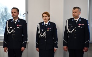 Zdjęcia z uroczystej zbiórki podczas, której nastąpiło zdanie i przejęcie obowiązków służbowych na stanowisku Komendanta Powiatowego Policji w Jaśle