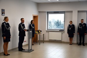 Zdjęcia z uroczystej zbiórki podczas, której nastąpiło zdanie i przejęcie obowiązków służbowych na stanowisku Komendanta Powiatowego Policji w Jaśle