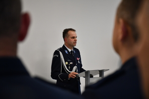 Zdjęcia z uroczystej zbiórki podczas, której nastąpiło zdanie i przejęcie obowiązków służbowych na stanowisku Komendanta Powiatowego Policji w Jaśle