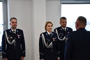 Zdjęcia z uroczystej zbiórki podczas, której nastąpiło zdanie i przejęcie obowiązków służbowych na stanowisku Komendanta Powiatowego Policji w Jaśle