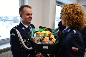 Zdjęcia z uroczystej zbiórki podczas, której nastąpiło zdanie i przejęcie obowiązków służbowych na stanowisku Komendanta Powiatowego Policji w Jaśle