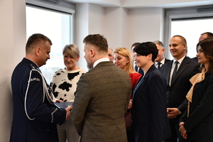 Zdjęcia z uroczystej zbiórki podczas, której nastąpiło zdanie i przejęcie obowiązków służbowych na stanowisku Komendanta Powiatowego Policji w Jaśle