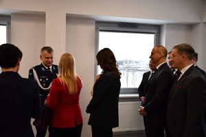Zdjęcia z uroczystej zbiórki podczas, której nastąpiło zdanie i przejęcie obowiązków służbowych na stanowisku Komendanta Powiatowego Policji w Jaśle
