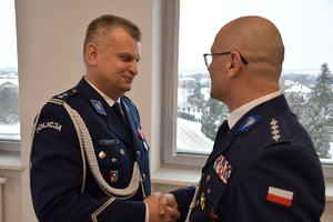Zdjęcia z uroczystej zbiórki podczas, której nastąpiło zdanie i przejęcie obowiązków służbowych na stanowisku Komendanta Powiatowego Policji w Jaśle