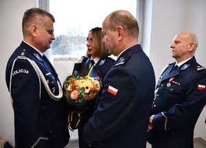 Zdjęcia z uroczystej zbiórki podczas, której nastąpiło zdanie i przejęcie obowiązków służbowych na stanowisku Komendanta Powiatowego Policji w Jaśle