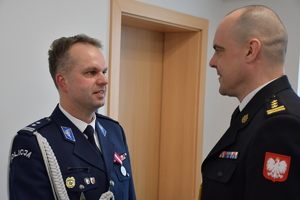 Zdjęcia z uroczystej zbiórki podczas, której nastąpiło zdanie i przejęcie obowiązków służbowych na stanowisku Komendanta Powiatowego Policji w Jaśle