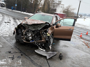 Zdjęcie z miejsca zdarzenia - uszkodzone pojazdy na jezdni