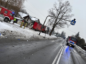 Zdjęcie z miejsca zdarzenia - uszkodzone pojazdy na jezdni