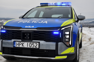 Radiowóz z włączonymi niebieskimi światłami