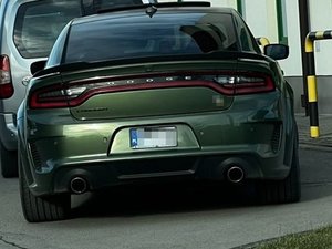 Tył zielonego Dodge'a