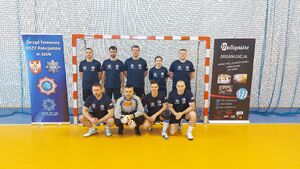 Zdjęcia z turnieju eliminacyjnego, na którym są zawodnicy i organizatorzy