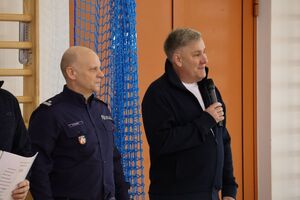 Zdjęcia z turnieju eliminacyjnego, na którym są zawodnicy i organizatorzy