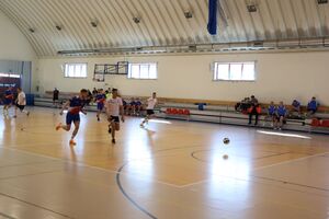 Zdjęcia z turnieju eliminacyjnego, na którym są zawodnicy i organizatorzy