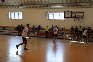 Zdjęcia z turnieju eliminacyjnego, na którym są zawodnicy i organizatorzy