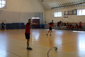 Zdjęcia z turnieju eliminacyjnego, na którym są zawodnicy i organizatorzy