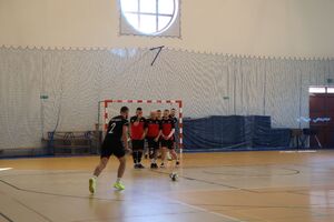 Zdjęcia z turnieju eliminacyjnego, na którym są zawodnicy i organizatorzy