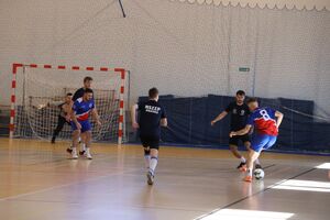 Zdjęcia z turnieju eliminacyjnego, na którym są zawodnicy i organizatorzy