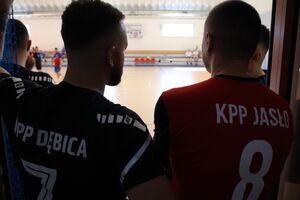 Zdjęcia z turnieju eliminacyjnego, na którym są zawodnicy i organizatorzy