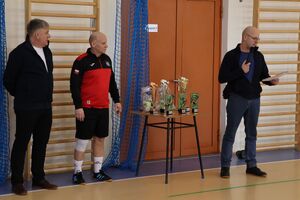 Zdjęcia z turnieju eliminacyjnego, na którym są zawodnicy i organizatorzy