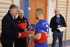 Zdjęcia z turnieju eliminacyjnego, na którym są zawodnicy i organizatorzy