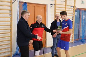 Zdjęcia z turnieju eliminacyjnego, na którym są zawodnicy i organizatorzy