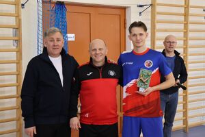 Zdjęcia z turnieju eliminacyjnego, na którym są zawodnicy i organizatorzy