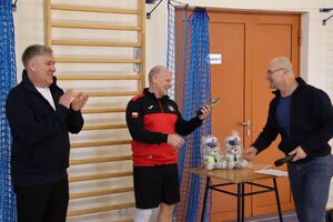 Zdjęcia z turnieju eliminacyjnego, na którym są zawodnicy i organizatorzy