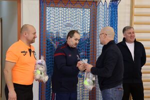 Zdjęcia z turnieju eliminacyjnego, na którym są zawodnicy i organizatorzy