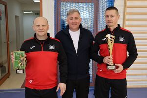 Zdjęcia z turnieju eliminacyjnego, na którym są zawodnicy i organizatorzy