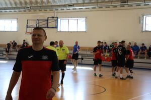 Zdjęcia z turnieju eliminacyjnego, na którym są zawodnicy i organizatorzy