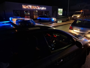 Opel oraz dwa radiowozy