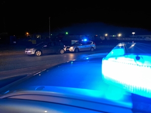 Opel oraz dwa radiowozy