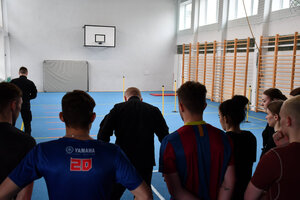 Instruktorzy oraz uczniowie podczas wykonywania testu sprawności fizycznej w Trzcinicy