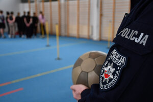 Instruktorzy oraz uczniowie podczas wykonywania testu sprawności fizycznej w Trzcinicy