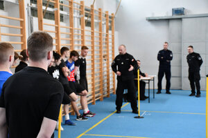 Instruktorzy oraz uczniowie podczas wykonywania testu sprawności fizycznej w Trzcinicy