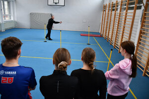 Instruktorzy oraz uczniowie podczas wykonywania testu sprawności fizycznej w Trzcinicy