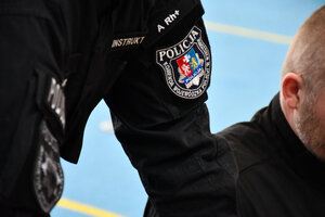 Instruktorzy oraz uczniowie podczas wykonywania testu sprawności fizycznej w Trzcinicy