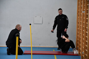 Instruktorzy oraz uczniowie podczas wykonywania testu sprawności fizycznej w Trzcinicy