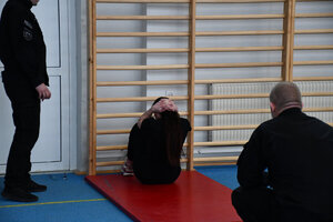 Instruktorzy oraz uczniowie podczas wykonywania testu sprawności fizycznej w Trzcinicy