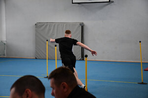 Instruktorzy oraz uczniowie podczas wykonywania testu sprawności fizycznej w Trzcinicy