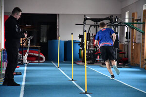 Instruktorzy oraz uczniowie podczas wykonywania testu sprawności fizycznej w Trzcinicy