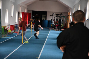 Instruktorzy oraz uczniowie podczas wykonywania testu sprawności fizycznej w Trzcinicy