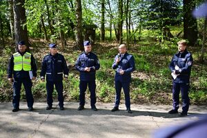 Policjanci, strażacy, służby ratunkowe oraz obserwatorzy na terenie Zakładu Produkcji Specjalnej „GAMRAT” na ul. Mickiewicza w Jaśle, podczas ćwiczeń dowódczo-sztabowych.
